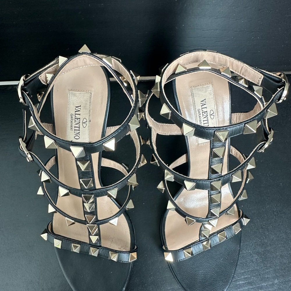 Valentino Rockstud Heels in Black. In Excellent condition. Size 35. Pre-Owned